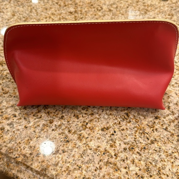 VINTAGE ❤️DELTA AIRLINES ZIPPER  TOILETRIES CASE WITH SOCKS, EARPLUGS & TISSUES - Picture 3 of 7